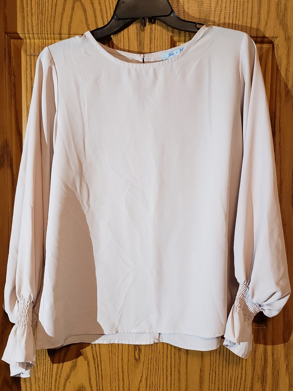 She and Sky Long Sleeve Blouse in Cream. Light Weight. Medium.‎ Vintage